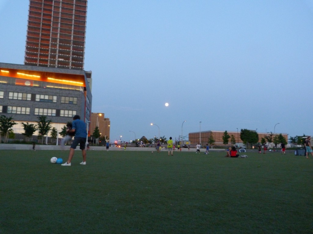 Futbol by the light of the moon